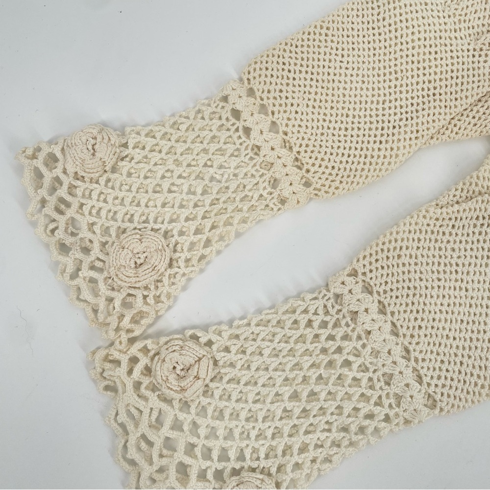 Fantastic Handmade Vintage Crocheted Cream Sheer Gloves With 3D Rosettes - Picture 5 of 12